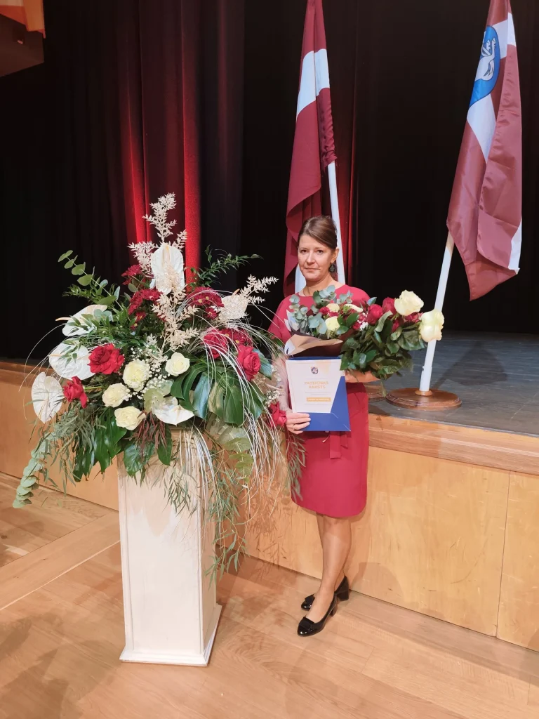12. novembrī, koncertzālē Cēsis novērtējumu par neatlaidību, profesionālo darbu..